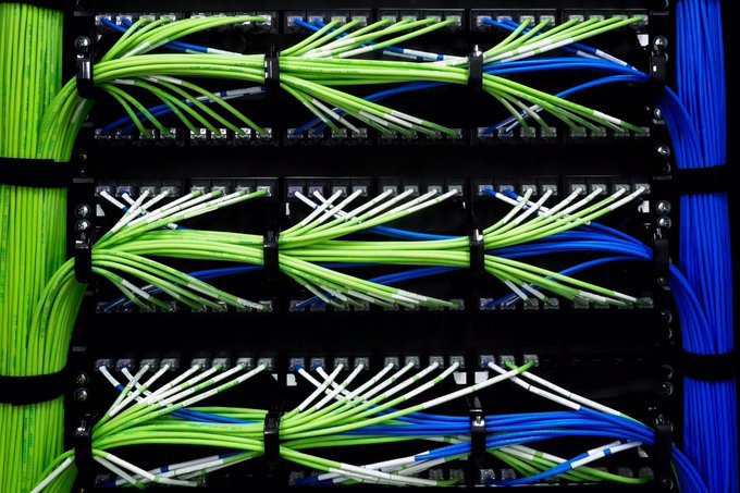 サーバラックに束ねられたケーブルに美を見る Nhk Bs1の番組 ケーブルアート あなたの知らない美の世界 が今夜10時40分から放送へ Publickey